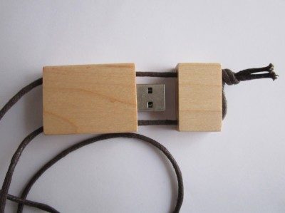 USB-in-Legno-con-lacci-400×299