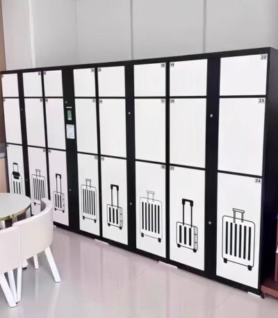 Sala con armadio deposito bagagli